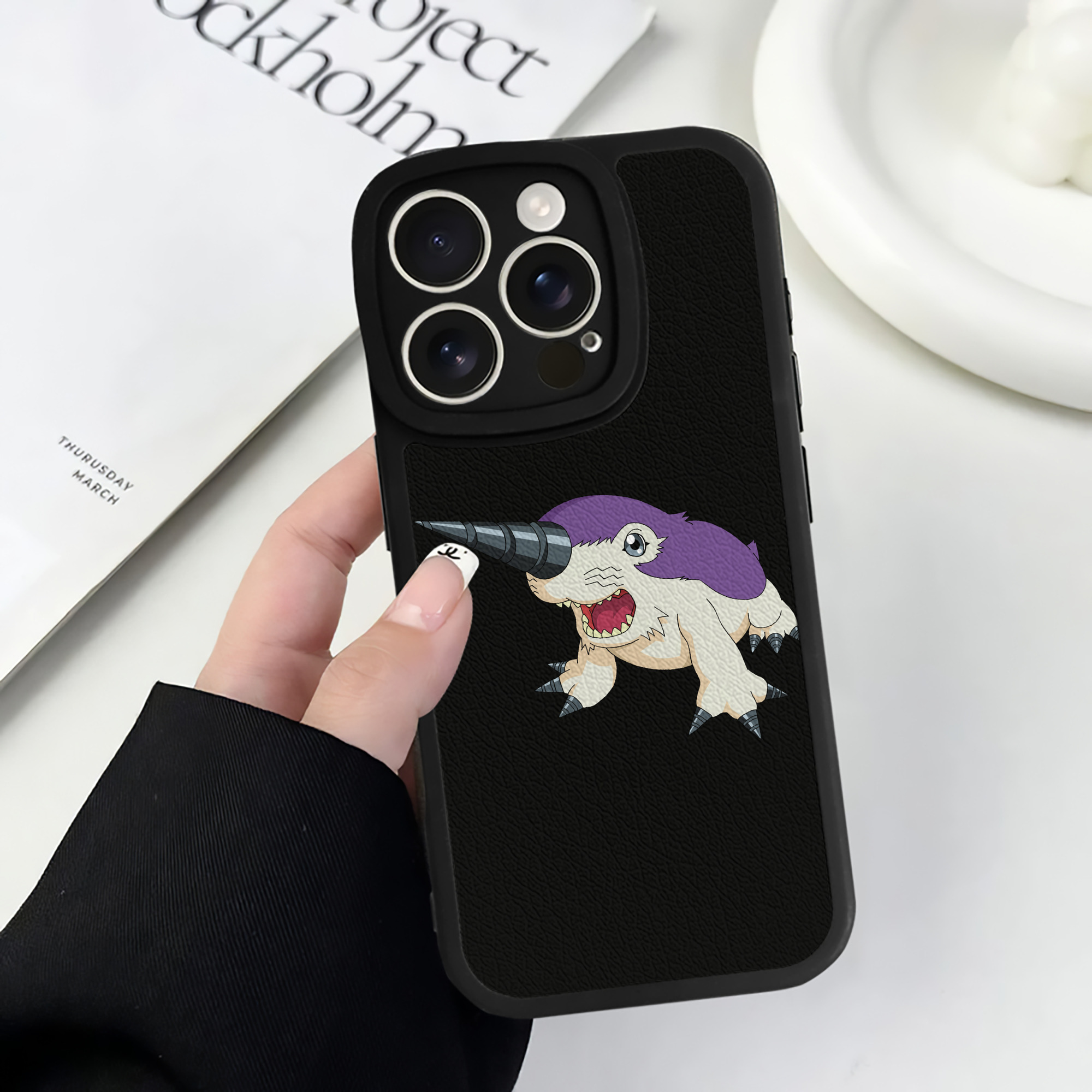 （画像用） Digimon デジタルモンスター/デジモン 【iPhone 16シリーズ対応】シリコンスマホケース（レザー調） 材質：シリコン